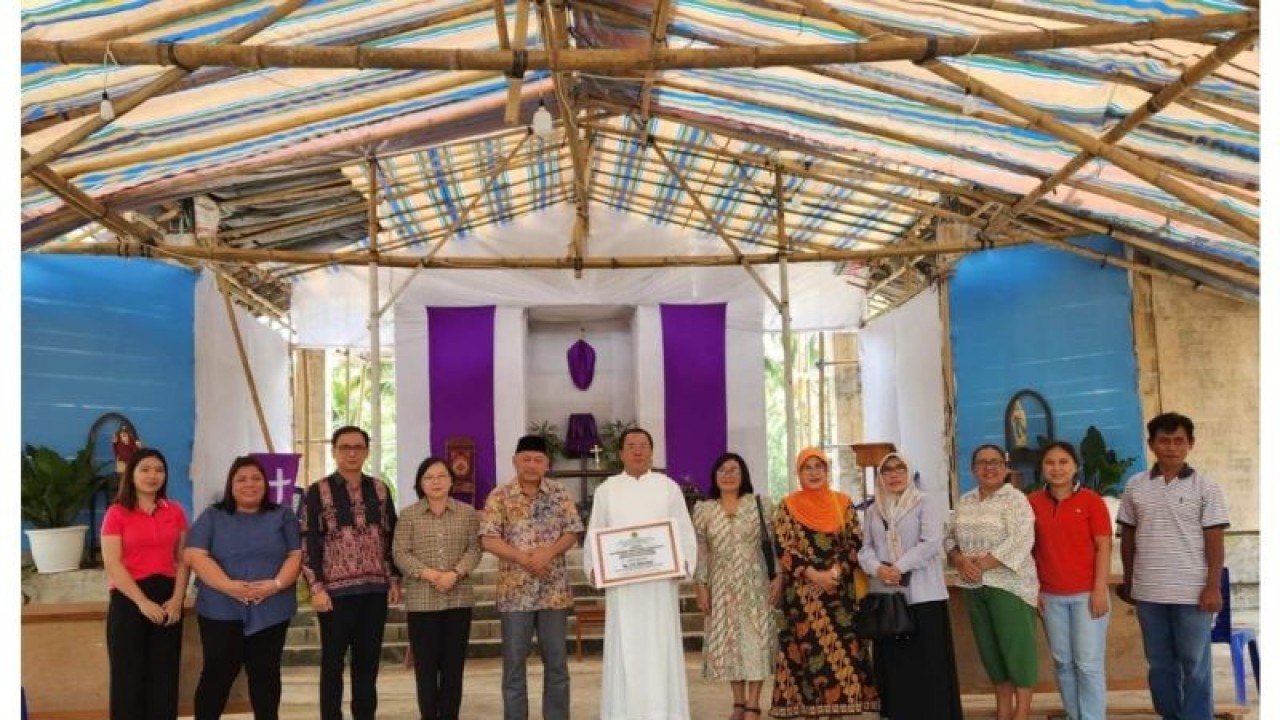 Kepala Kanwil Kementerian Agama (Kemenag) Provinsi Sulawesi Utara H Sarbin Sehe, saat menyerahkan bantuan di gereja Katolik, di Manado, Senin (3/4/2023). ANTARA/Nancy L Tigauw.