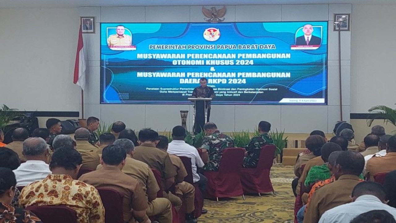Staf Khusus Kemendagri Bidang Pembangunan Desa dan Perbatasan, Hairuddin Hasibuan saat membacakan sambutan Mendagri, Tito Karnavian pada momentum musrenbang Provinsi Papua Barat Daya. (ANTARA/Yuvensius Lasa Banafanu)