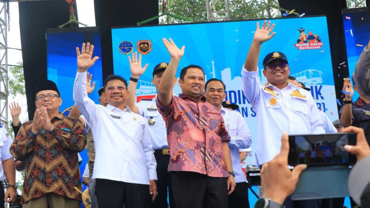 Wali Kota Tangerang Arief R Wismansyah, Wakil Wali Kota Sachrudin dan Direktur Angkutan Darat Kemenhub yakni Suharto serta Plt Kepala BPTJ Kemenhub, Robby Kurniawan melepas peserta mudik gratis di Terminal Poris Plawad, Rabu.