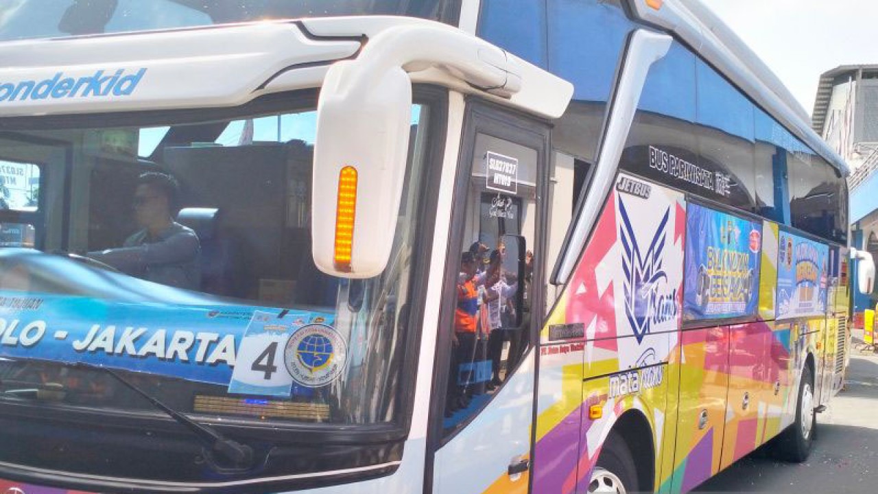 Salah satu bus program balik gratis dari Kemenhub berangkat dari Terminal Tirtonadi Solo, Jawa Tengah, Jumat (28/4/2023). ANTARA/Aris Wasita.