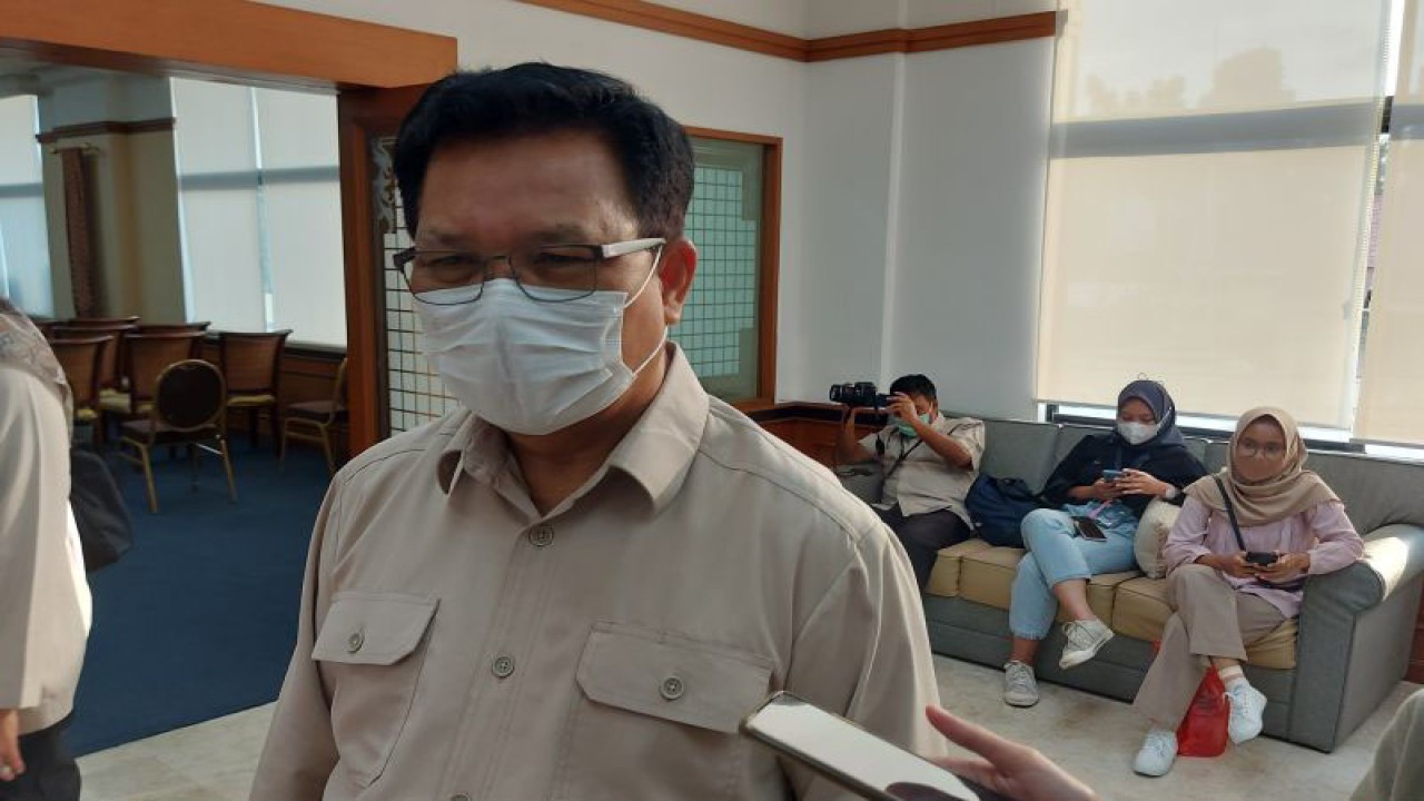 Juru Bicara Kementerian Kesehatan RI Mohammad Syahril saat menyampaikan keterangan kepada wartawan di Gedung Kemenkes RI, Selasa (18/4/2023). (ANTARA/Andi Firdaus).