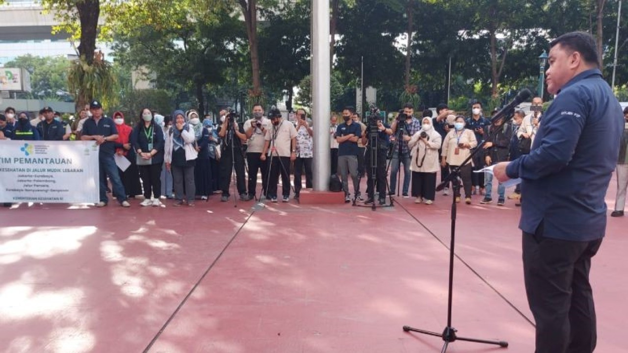 Direktur Jenderal Pencegahan dan Pengendalian Penyakit (P2P) Kemenkes RI Maxi Rein Rondonuwu (kanan) saat melepas Tim Pemantauan Mudik Hari Raya Idul Fitri 2023 di Gedung Kemenkes Jakarta, Senin (17/4/2023). (ANTARA/Andi Firdaus).