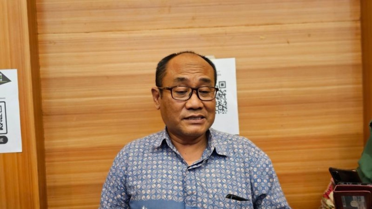 Kepala Pusat Kesehatan Haji Kementerian Kesehatan RI Liliek Marhaendro Susilo menyampaikan kiat mengatur minum bagi jamaah haji di sela Bimbingan Teknis Terintegrasi PPIH Arab Saudi di Asrama Haji Pondok Gede Jakarta, Selasa (11/4/2023) malam. (ANTARA/Nur Istibsaroh)