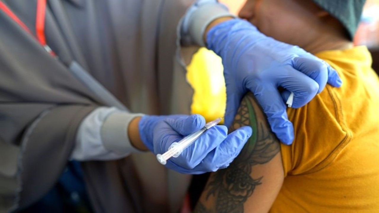 Arsip Foto - Pelayanan vaksinasi COVID-19 di Lapas Gorontalo, Kota Gorontalo, Kamis (16/3/2023). Pemerintah menekankan pentingnya vaksinasi untuk mencegah penularan subvarian virus corona, termasuk Arcturus. (ANTARA/Adiwinata Solihin)