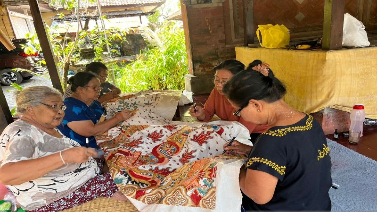 Pengrajin menyelesaikan lukisan Kamasan yang memiliki potensi indikasi geografis untuk didaftarkan sebagai Hak Kekayaan Intelektual di Desa Kamasan, Kabupaten Klungkung, Bali, Senin (17/4/2023) ANTARA/HO-Kemenkumham Bali