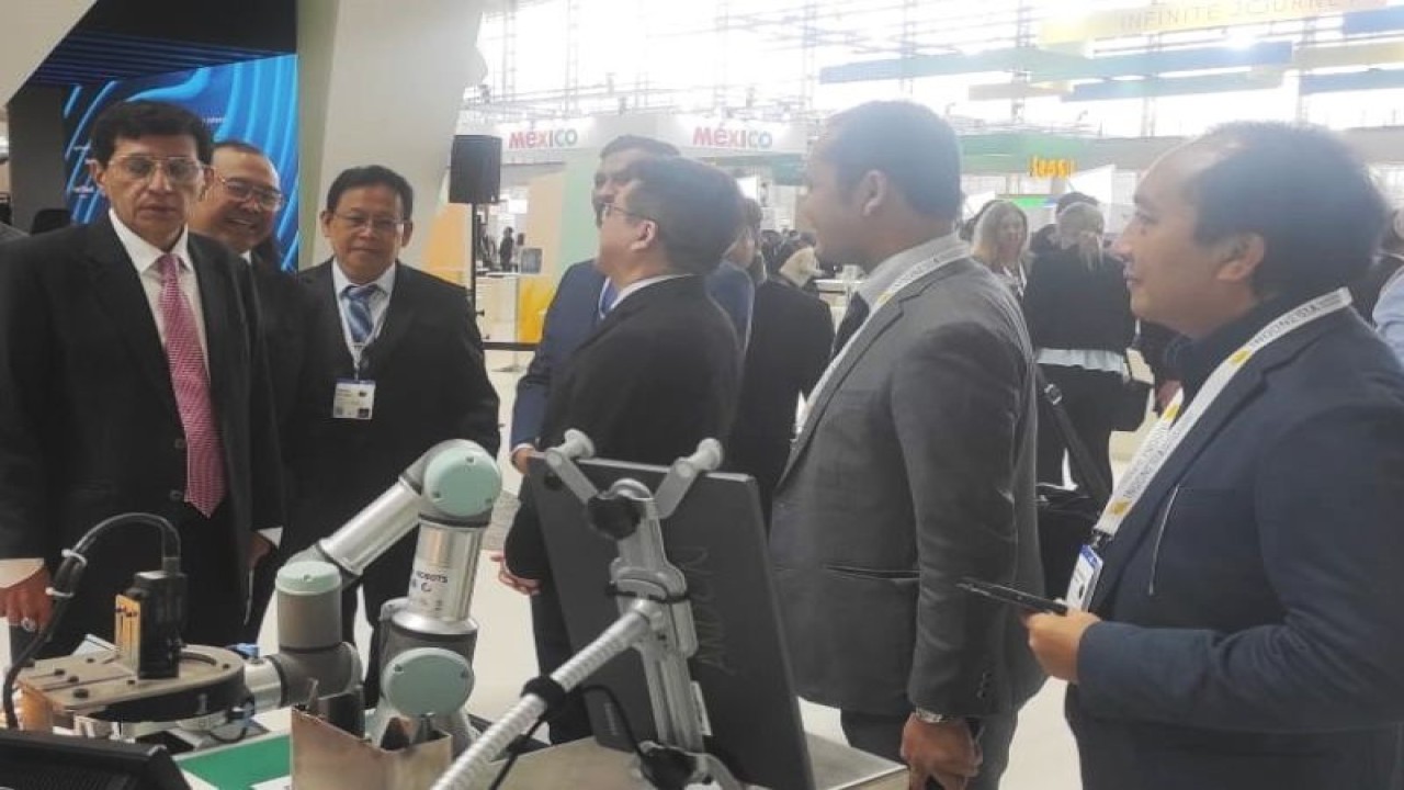 Direktur Jenderal Industri Logam, Mesin, Alat Transportasi, dan Elektronika (ILMATE) Kementerian Perindustrian, Taufiek Bawazier (kiri) saat mengunjungi beberapa booth co-exhibitor yang ikut serta pada ajang Hannover Messe 2023. (ANTARA/ Kementerian Perindustrian)