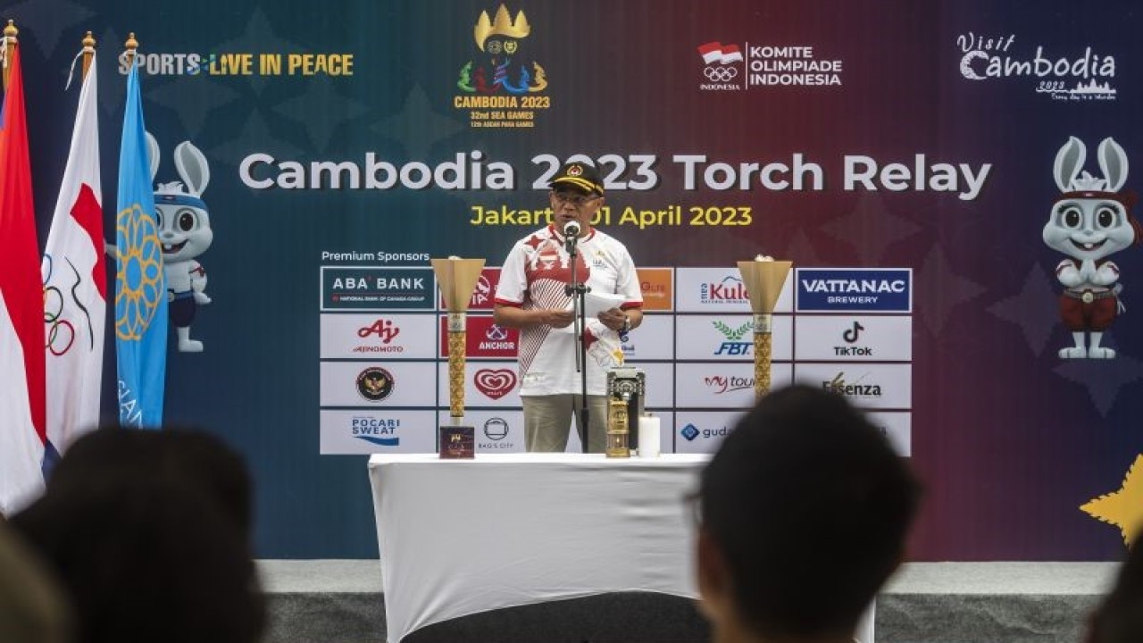 Plt Menpora Muhadjir Effendy memberikan kata sambutan pada acara Torch Relay SEA Games 2023 Kamboja di kawasan GBK, Jakarta, Sabtu (1/4/2023). . ANTARA FOTO/Muhammad Adimaja/hp.