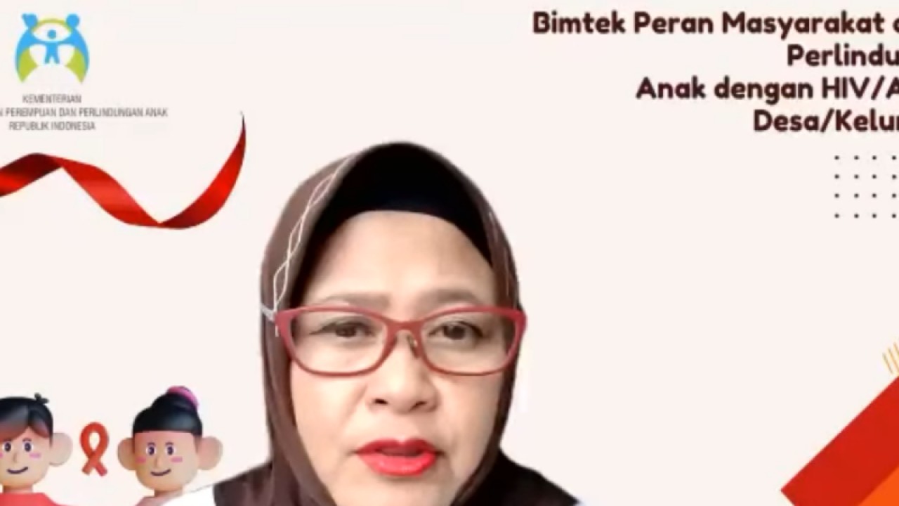 Asisten Deputi Perlindungan Anak Kondisi Khusus Kementerian Pemberdayaan Perempuan dan Perlindungan Anak Elvi Hendrani dalam webinar bertajuk "Bimtek Peran Masyarakat dalam Perlindungan Anak dengan HIV/AIDS", di Jakarta, Senin (10/4/2023). (ANTARA/ Anita Permata Dewi)