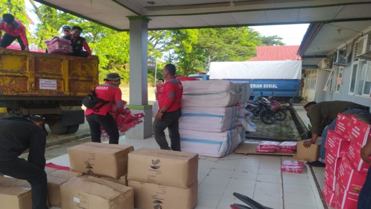Bantuan logistik Balai Besar Pendidikan dan Pelatihan Kesejahteraan Sosial (BBPPKS) Padang diserahkan di Kepulauan Mentawai, Sumatra Barat, Selasa (25/4/2023). (ANTARA/HO-Kemensos)