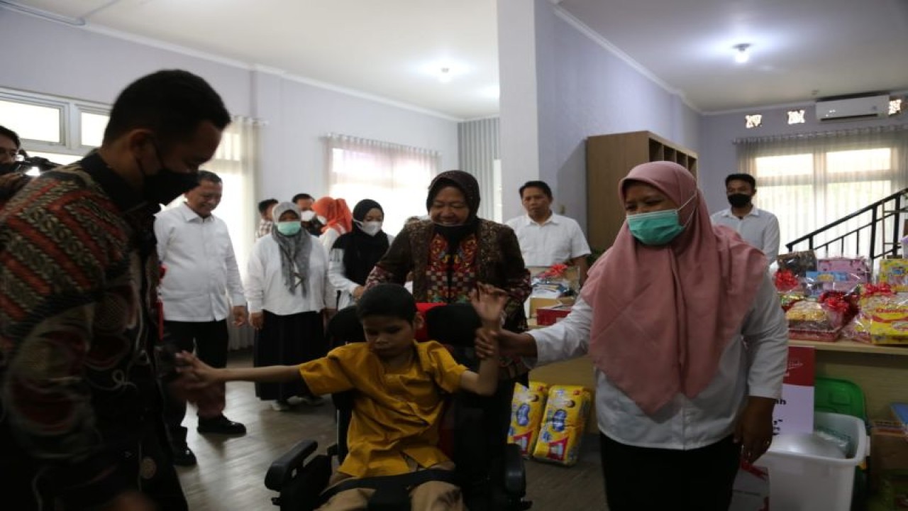 Menteri Sosial Tri Rismaharini memberikan kursi roda adaptif untuk remaja penyandang disabilitas Indra Lesmana (17) di Sentra Mulya Jaya Jakarta, Kamis (13/4/2023). (Antara/HO-Kemensos)