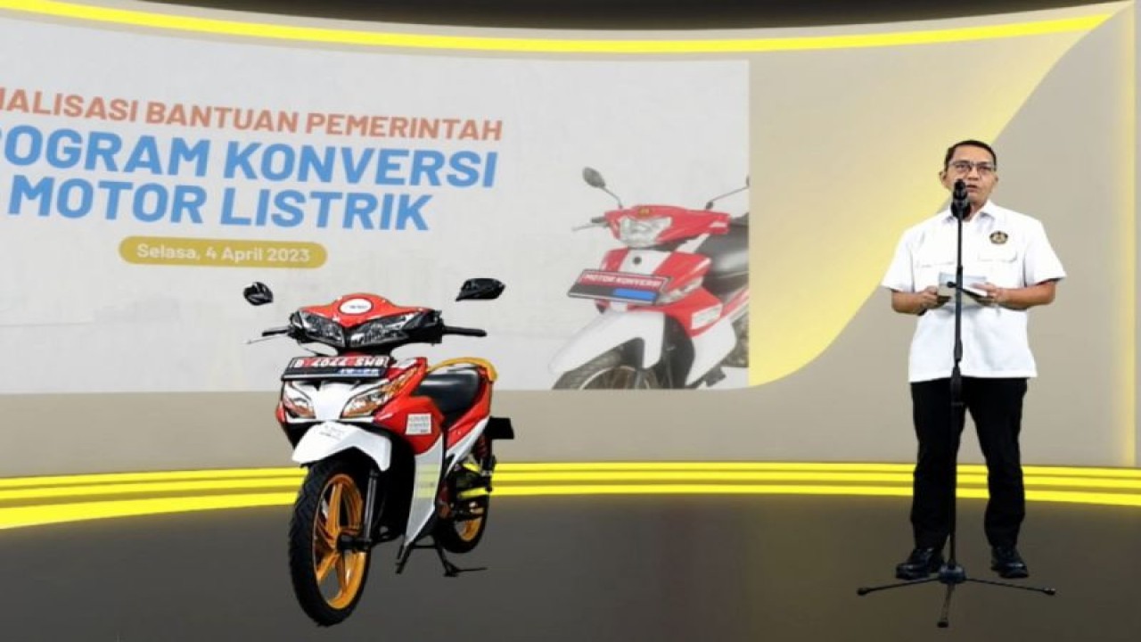 Direktur Jenderal Energi Baru Terbarukan dan Konservasi Energi (EBTKE) Kementerian ESDM Dadan Kusdiana saat sosialisasi bantuan pemerintah program konversi motor listrik di Jakarta, Selasa (4/4/2023). ANTARA/HO-Kementerian ESDM