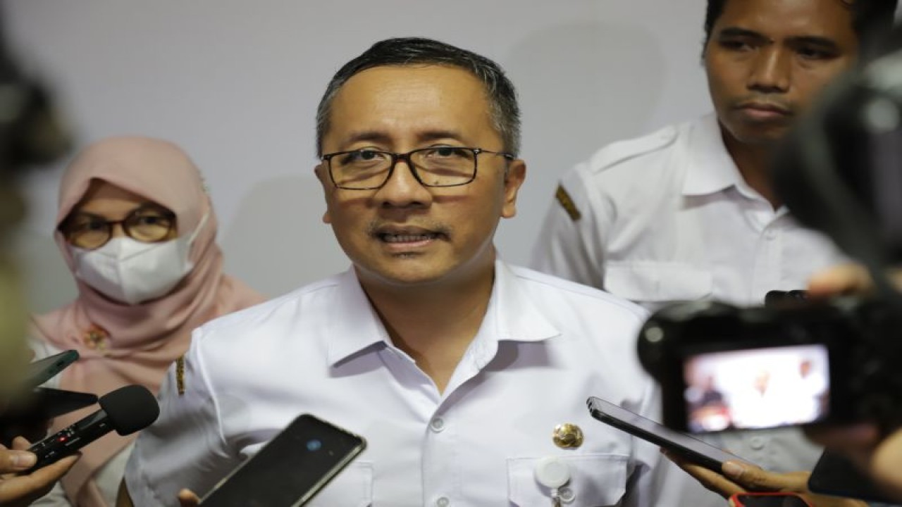Kepala Dinas Kependudukan dan Pencatatan Sipil (Dispendukcapil) Kota Surabaya Agus Imam Sonhaji (ANTARA/HO-Diskominfo Surabaya)