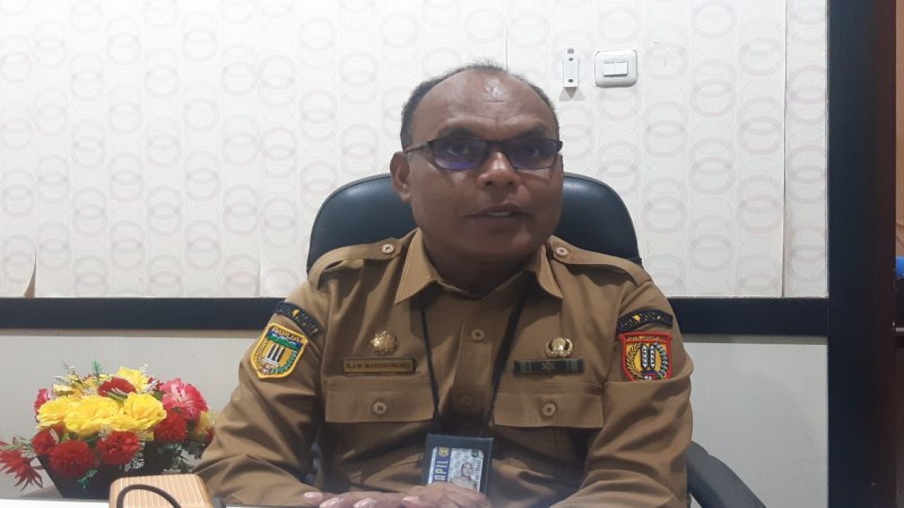 Kepala Dinas Kependudukan dan Pencatatan Sipil Kota Jayapura Raymond Mandibondibo. ANTARA/Ardiles Leloltery
