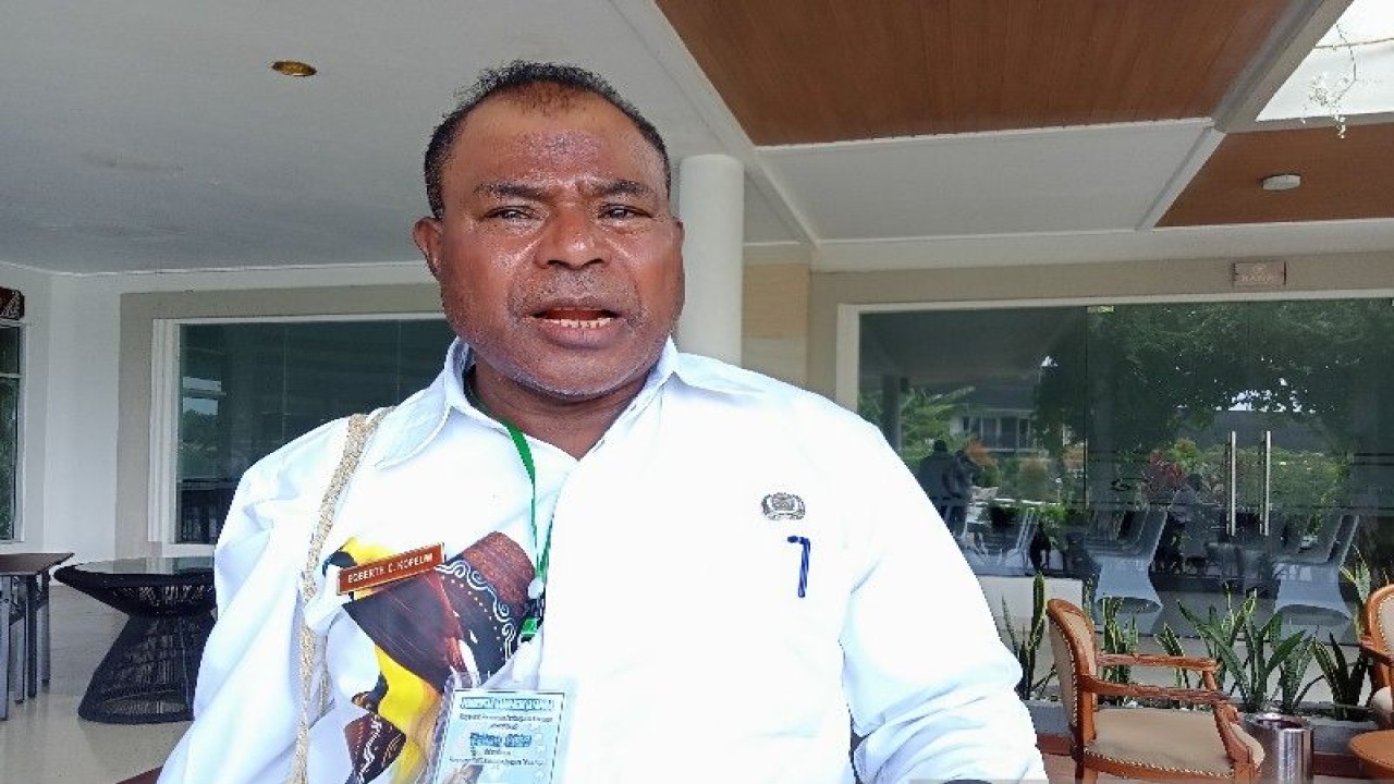 Kepala Dinas Pendidikan Kabupaten Jayapura Eqberth C Kopeuw (ANTARA/Agustina Estevani Janggo)