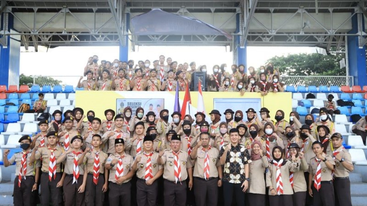 Kepala Dispora Kota Tangerang Kaonang bersama peserta seleksi Raimuna Nasional 2023 di Stadion Benteng Reborn