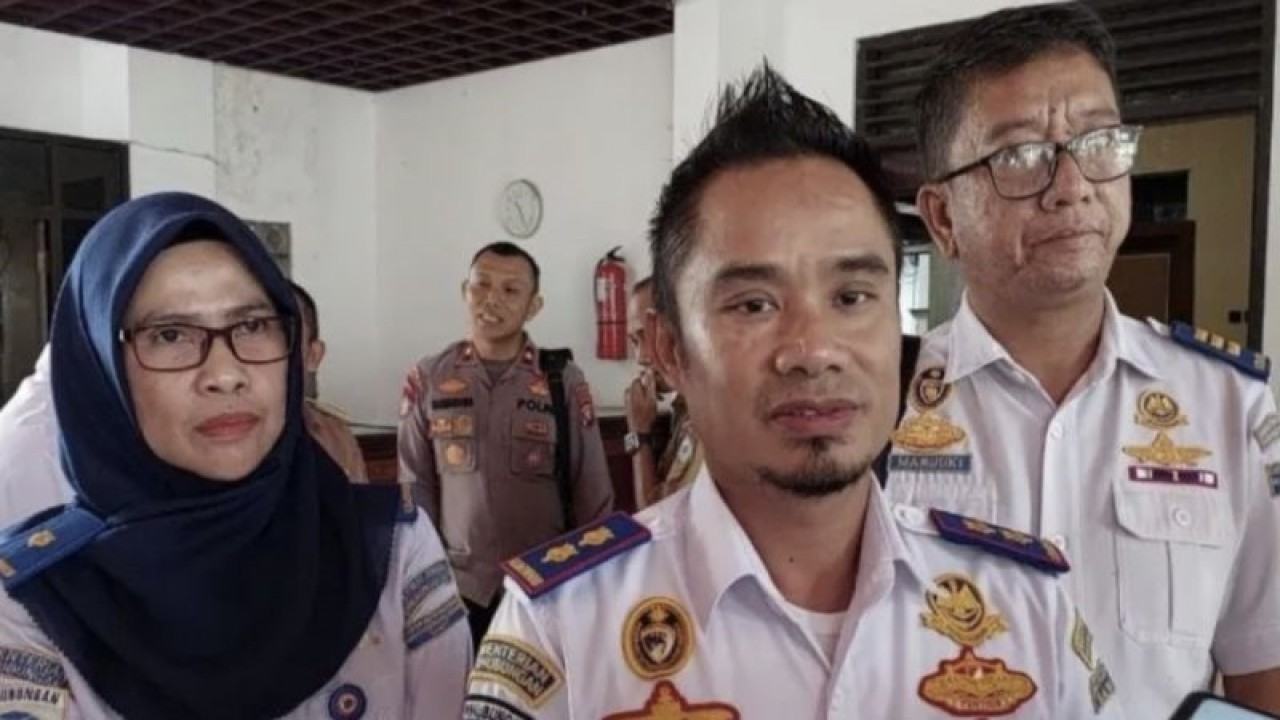 Kepala KSOP Sampit Miftakhul Hadi. (ANTARA/Norjani)