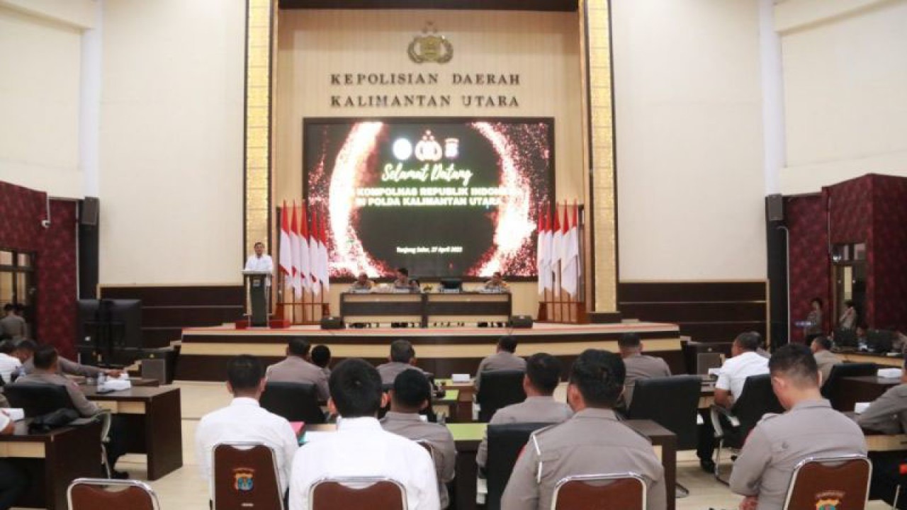 Jajaran pejabat Polda Kaltara mendengarpengarahan Sekretaris Kompolnas Irjen Pol (Purn) Benny Jozua Mamoto di Mapolda Kaltara, Kamis (27/4/2023). (ANTARA/Muh. Arfan)