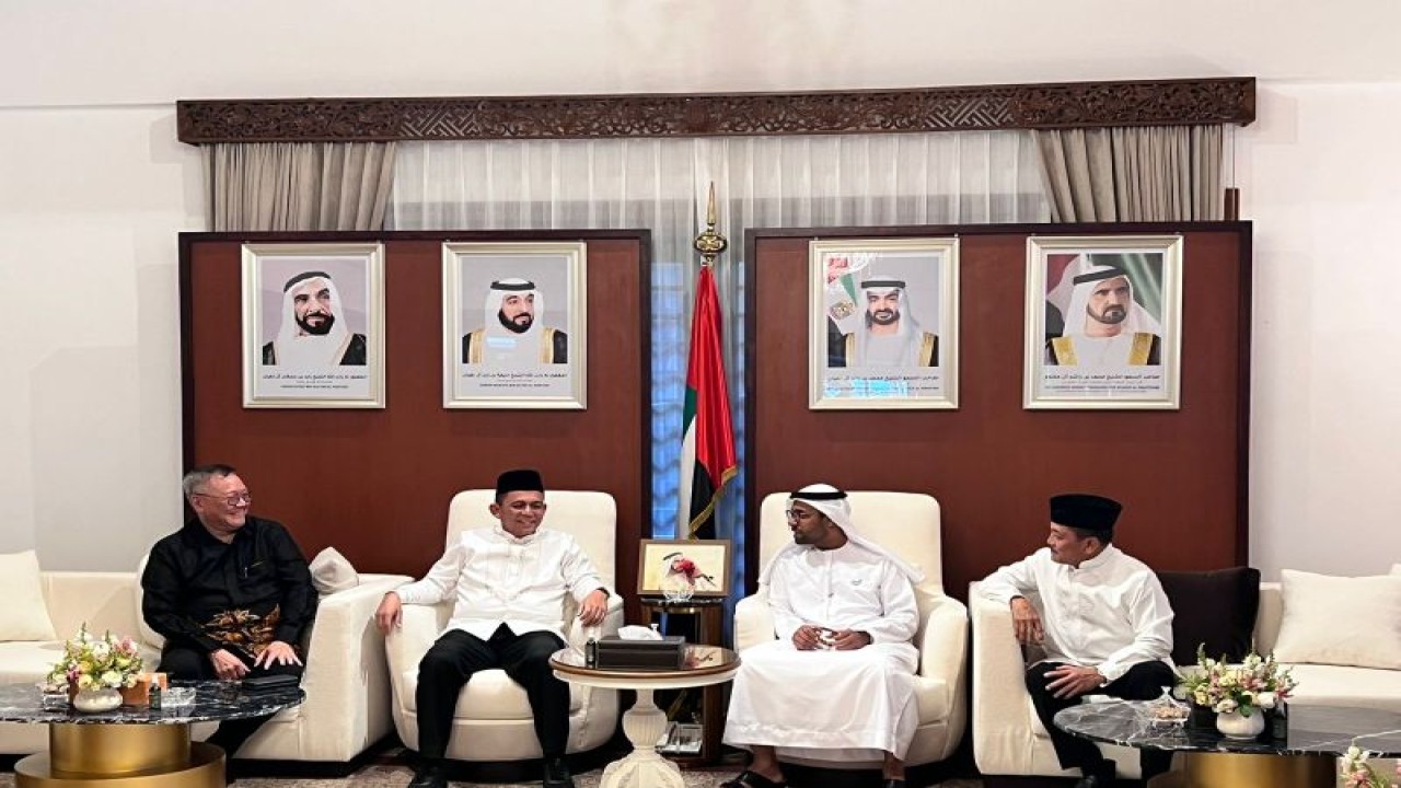 Gubernur Kepri Ansar Ahmad bersama Anggota Dewan Pertimbangan Universitas Maritim Raja Ali Haji (UMRAH) Laksamana TNI (Purn) Marsetio dan Rektor UMRAH Agung Dhamar Syakti menemui Duta Besar UEA untuk Indonesia Y.M. Abdulla Salem Al-Dhaheri, di Jakarta, Minggu (9/4/2023). ANTARA/HO-Humas Pemprov Kepri