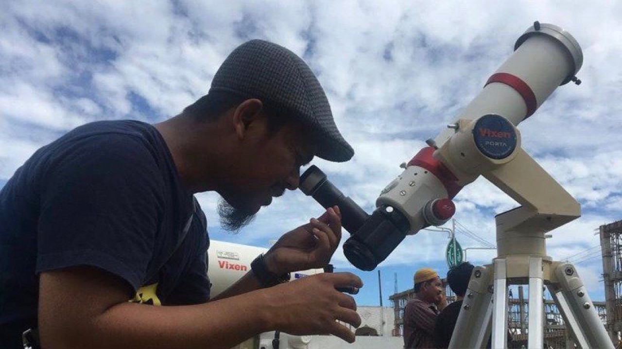 Warga menyaksikan gerhana matahari cincin menggunakan teropong di Tanjungpinang, Kepri, pada tahun 2019 silam. (Ogen)