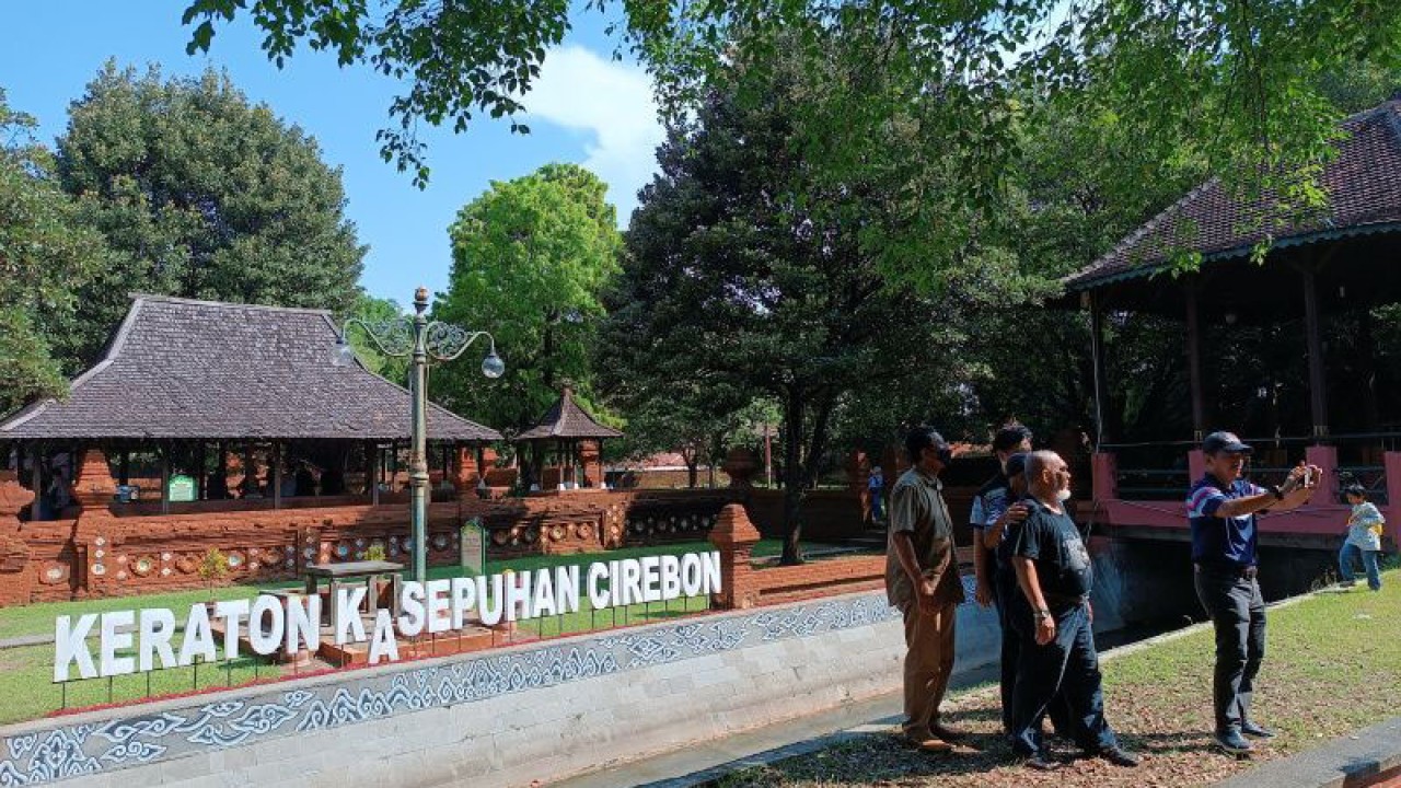 Wisatawan saat bersuwafoto di depan Keraton Kasepuhan, Kota Cirebon, Jawa Barat. (ANTARA/Khaerul Izan)