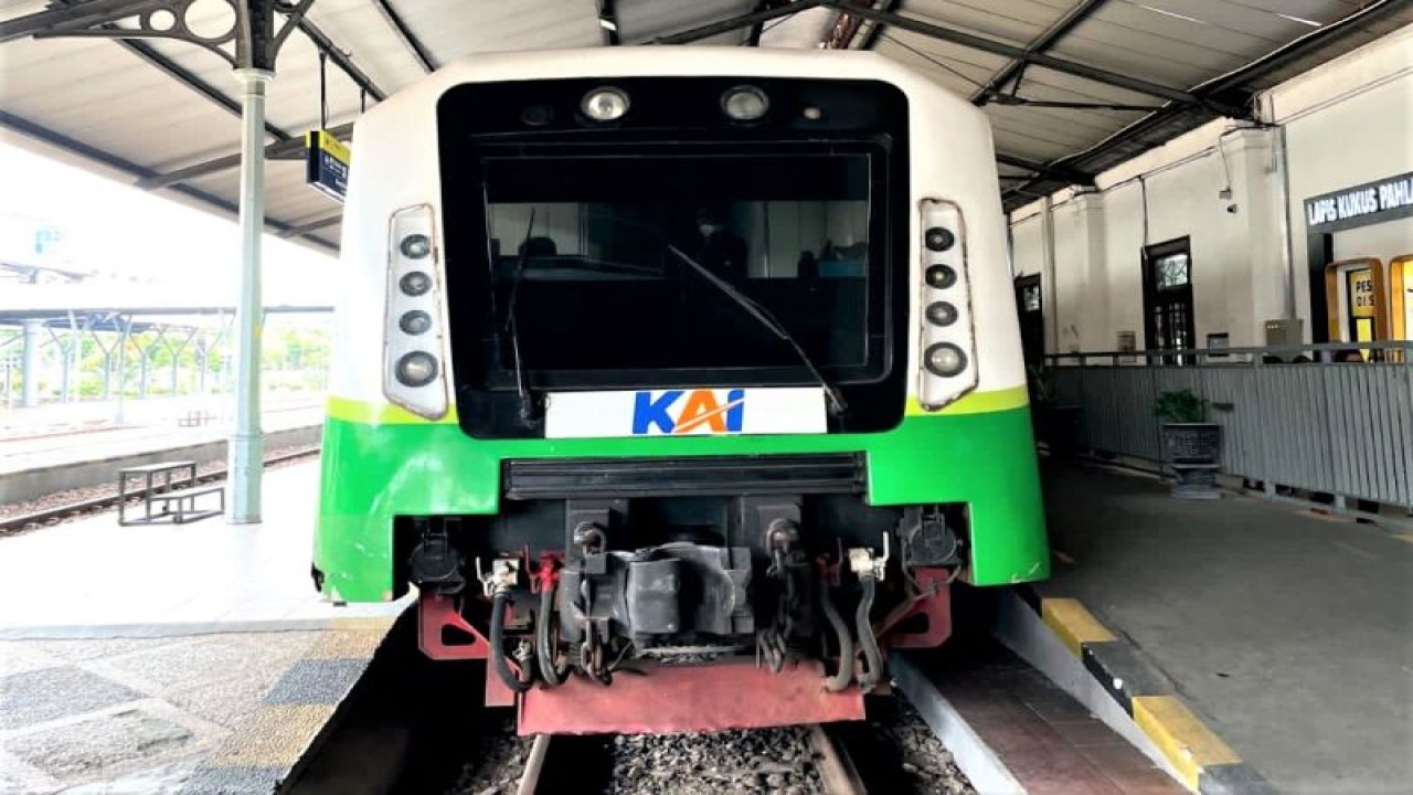 Kereta api komuter berhenti di Stasiun Gubeng Surabaya. ANTARA/HO-Humas PT KAI Daop 8