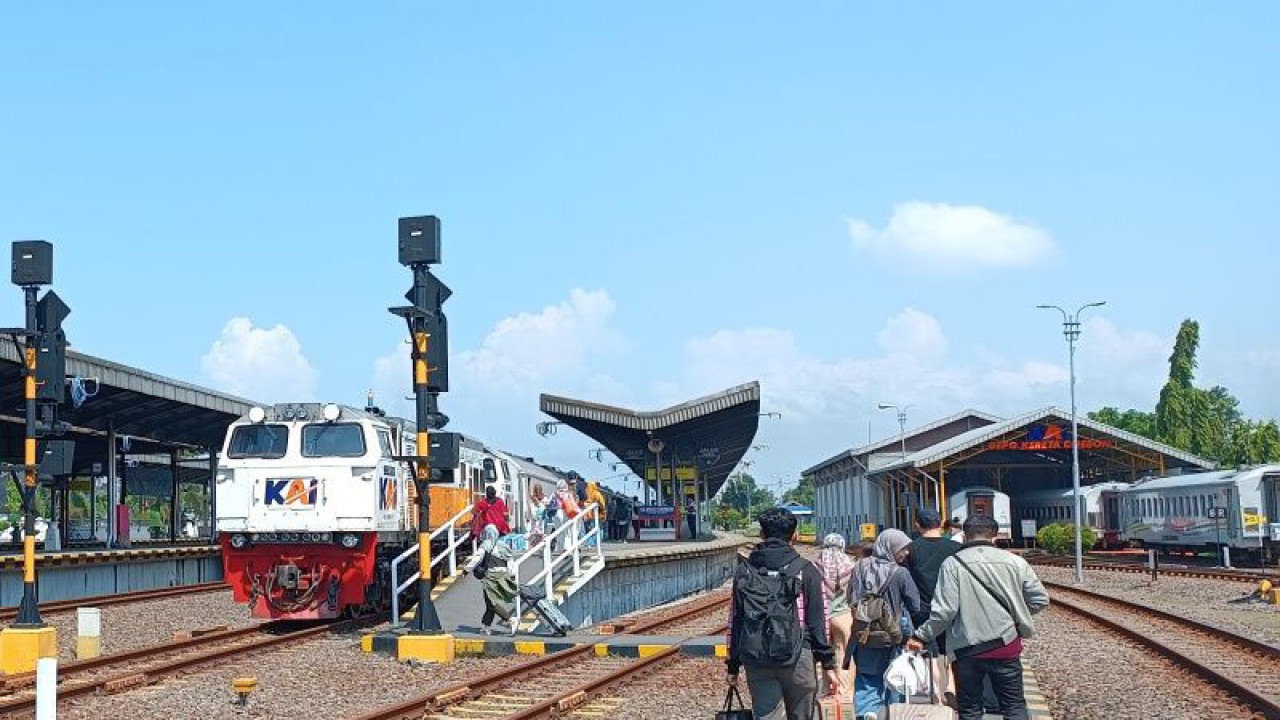 Penumpang kereta api saat akan menaiki kereta di Stasiun Cirebon, Jawa Barat. ANTARA/Khaerul Izan
