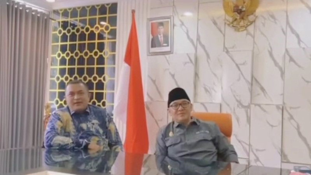 Ketua DPRD Kabupaten Bogor, Rudy Susmanto (kiri) bertemu Plt Bupati Bogor Iwan Setiawan di kantor Bupati Bogor, Cibinong, Kabupaten Bogor, Jawa Barat. (ANTARA/HO-Tangkapan Layar)