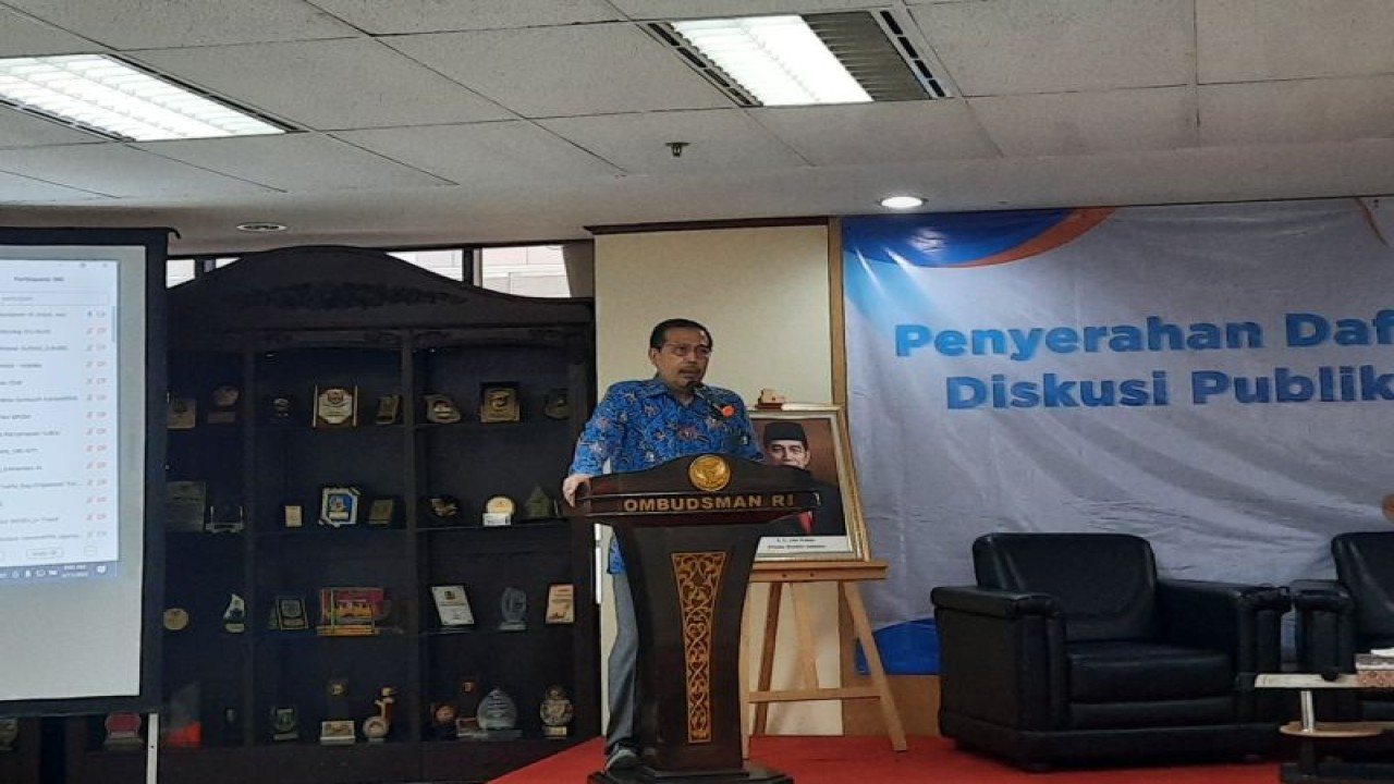 Ketua Ombudsman RI Mokhammad Najih di Gedung Ombudsman RI, Jakarta, Selasa (11/4/2023). (ANTARA/Fath Putra Mulya)