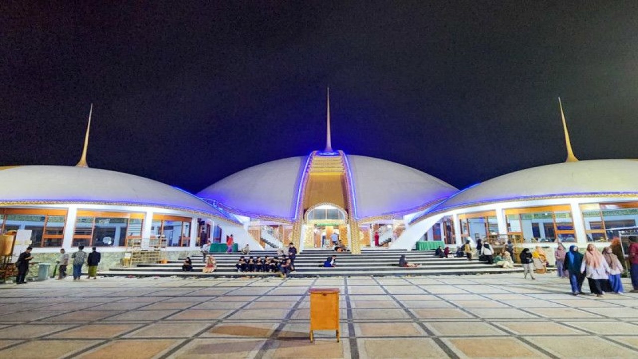 Masjid Jami' Al Baitul Amien yang berada di sekitar alun-alun Kabupaten Jember dipadati warga yang hendak shalat tarawih pada Ramadhan 1444 Hijriah (ANTARA/HO-Biro Adpim Pemprov Jatim)