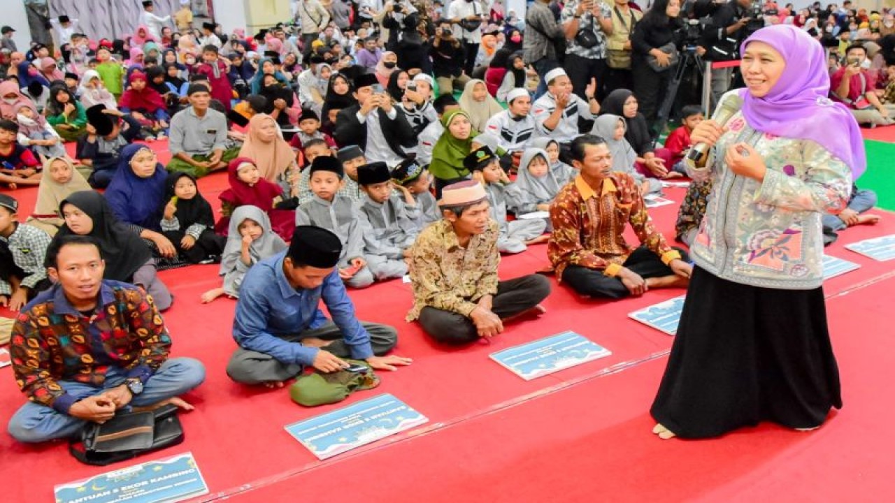 Gubernur Jawa Timur Khofifah Indar Parawansa memberikan sambutan saat kegiatan safari Ramadhan yang digelar aula PB Sudirman Kabupaten Jember, Sabtu (8/4/2023) petang. (ANTARA/HO-Biro Adpim Pemprov Jatim)