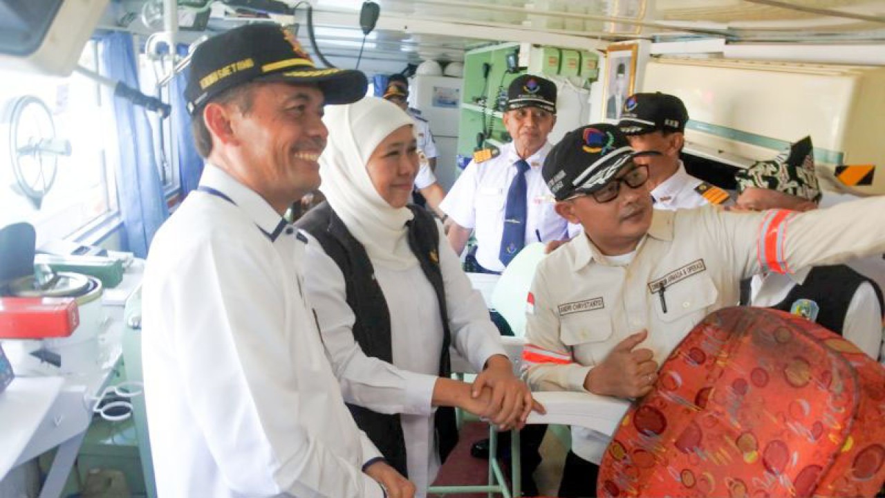 Ketua Umum Gapasdap Khoirie Soetomo swafoto bersama Gubernur Jatim Khofifah Indar Parawansa di anjungan KMP Wicitra Dharma I dalam kegiatan mudik gratis Lebaran 2023 di Pelabuhan Jangkar, Situbondo. Kamis (20/4/2023) ANTARA/Seno