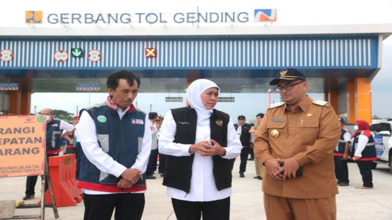 Gubernur Jatim Khofifah Indar Parawansa (tengah) bersama Wabup Probolinggo Timbul Prihanjoko (kanan) meninjau Tol Pasrpo di pintu exit Gending Probolinggo, Senin (10/4/2023). (ANTARA/HO-Biro Adpim Pemprov Jatim)