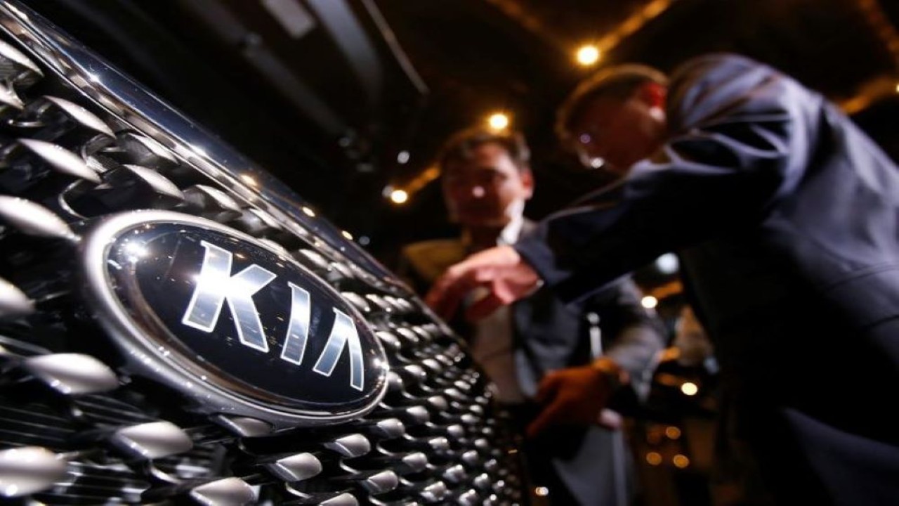 Pengunjung melihat kendaraan SUV Sorento baru dari Kia Corp., pada acara peluncurannya di Seoul, Korea Selatan (Korsel), 28 Agustus 2014. (Kim Hong-Ji/Reuters)
