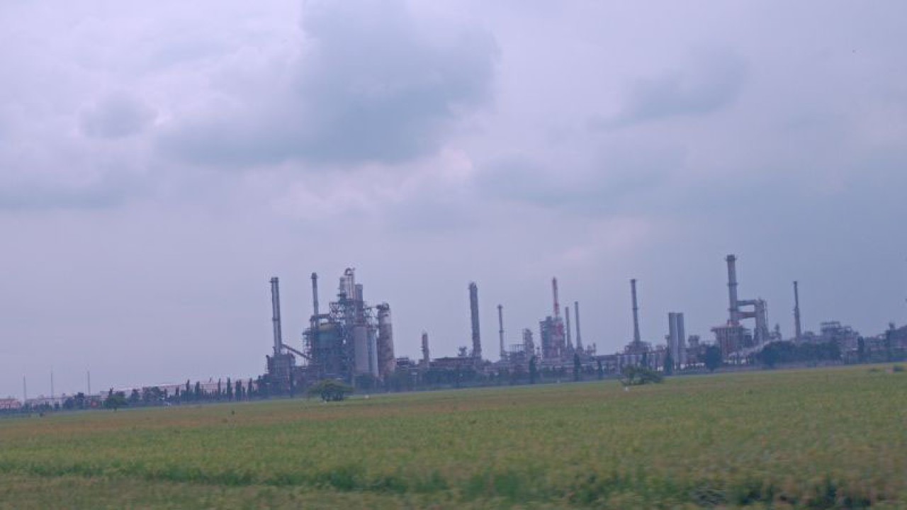 Kilang pertamina Balongan di Indramayu, Jawa Barat, Senin (10/4/2023). (ANTARA/Khaerul Izan)