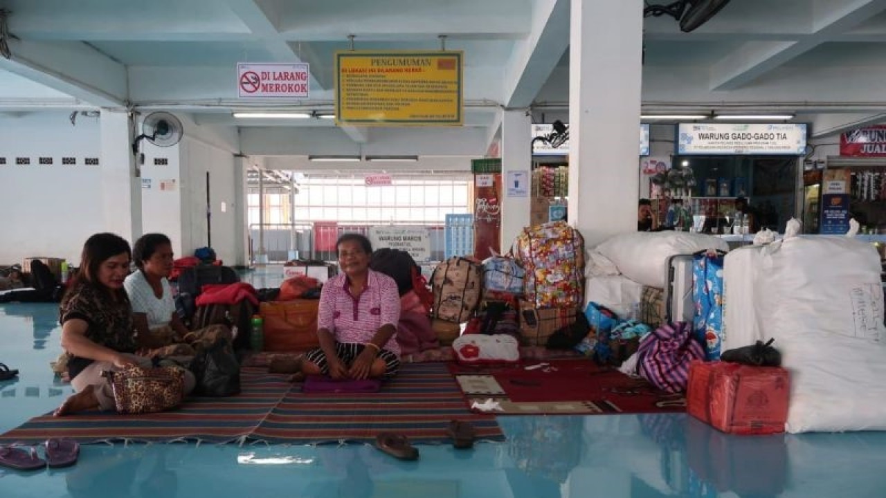 Pemilir bersenda gurau sembari menanti kedatangan kapal laut di Pelabuhan Tanjung Priok, Jakarta Utara, Senin (24/4/2023) dalam suasana arus balik Idul Fitri (Lebaran) 1444 Hijriah. (FOTO ANTARA/Sugiharto Purnama)