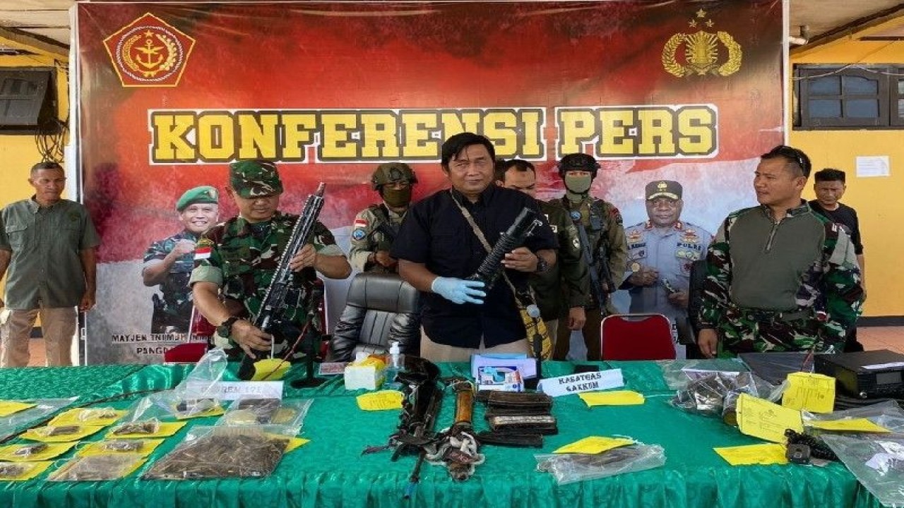 Senjata dan berbagai barang bukti yang diamankan dari markas KKB di Sagu Lima Kenyam, Kabupaten Nduga, Papua Pegunungan. (ANTARA/HO/Dok Damai Cartenz)