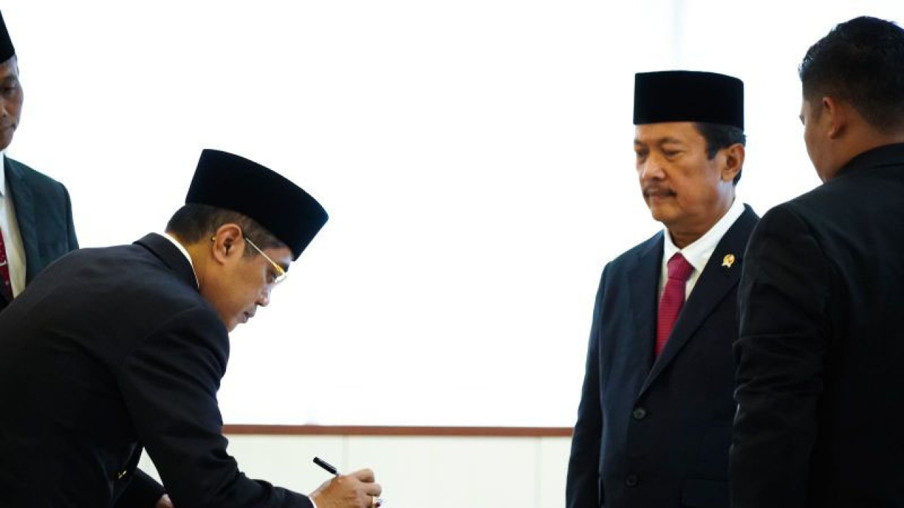 Menteri Kelautan dan Perikanan Sakti Wahyu Trenggono saat melantik tujuh pejabat setara Eselon I dan II lingkup Kementerian Kelautan dan Perikanan (KKP) di Jakarta, Kamis (13/4/2023). ANTARA/ (Humas KKP)