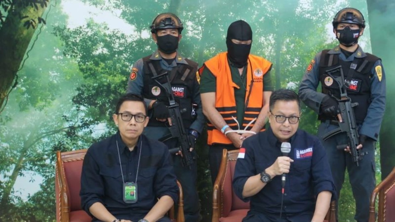 Direktur Jenderal Penegakan Hukum Lingkungan Hidup dan Kehutanan KLHK Rasio Ridho Sani (kanan) bersama Direktur Penegakan Hukum Pidana KLHK Yazid Nurhuda (kiri) menggelar konferensi pers penindakan pemodal tambang timah ilegal di Gedung Manggala Wanabakti, Jakarta, Selasa (11/4/2023). (ANTARA/Sugiharto Purnama)