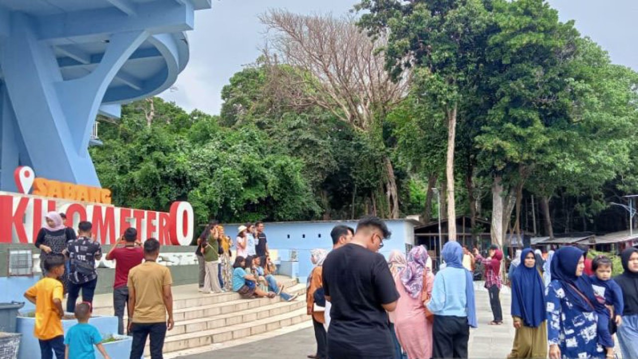 Wisatawan berkunjung ke objek wisata Kilometer Nol, Kota Sabang, Aceh. (ANTARA/Arwella Zulhijjah Sari)