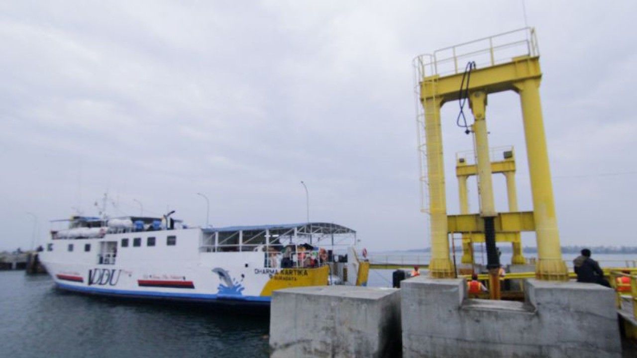 KMP Dharma Kartika mengangkut pemudik bersiap bertolak dari Pelabuhan Jangkar Situbondo. Kamis (13/4/2023) ANTARA/Novi Husdinariyanto