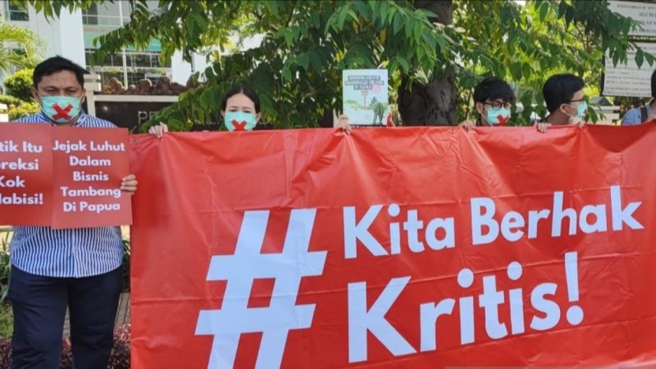 Sejumlah LSM yang tergabung dalam Koalisi Masyarakat Sipil melakukan aksi dukungan kepada Koordinator Komisi untuk Orang Hilang dan Korban Tindak Kekerasan (KontraS) Fatia Maulidiyanti dan Pendiri Lokataru Haris Azhar di depan Pengadilan Negeri Jakarta Timur, Senin (3/4/2023). ANTARA/Syaiful Hakim