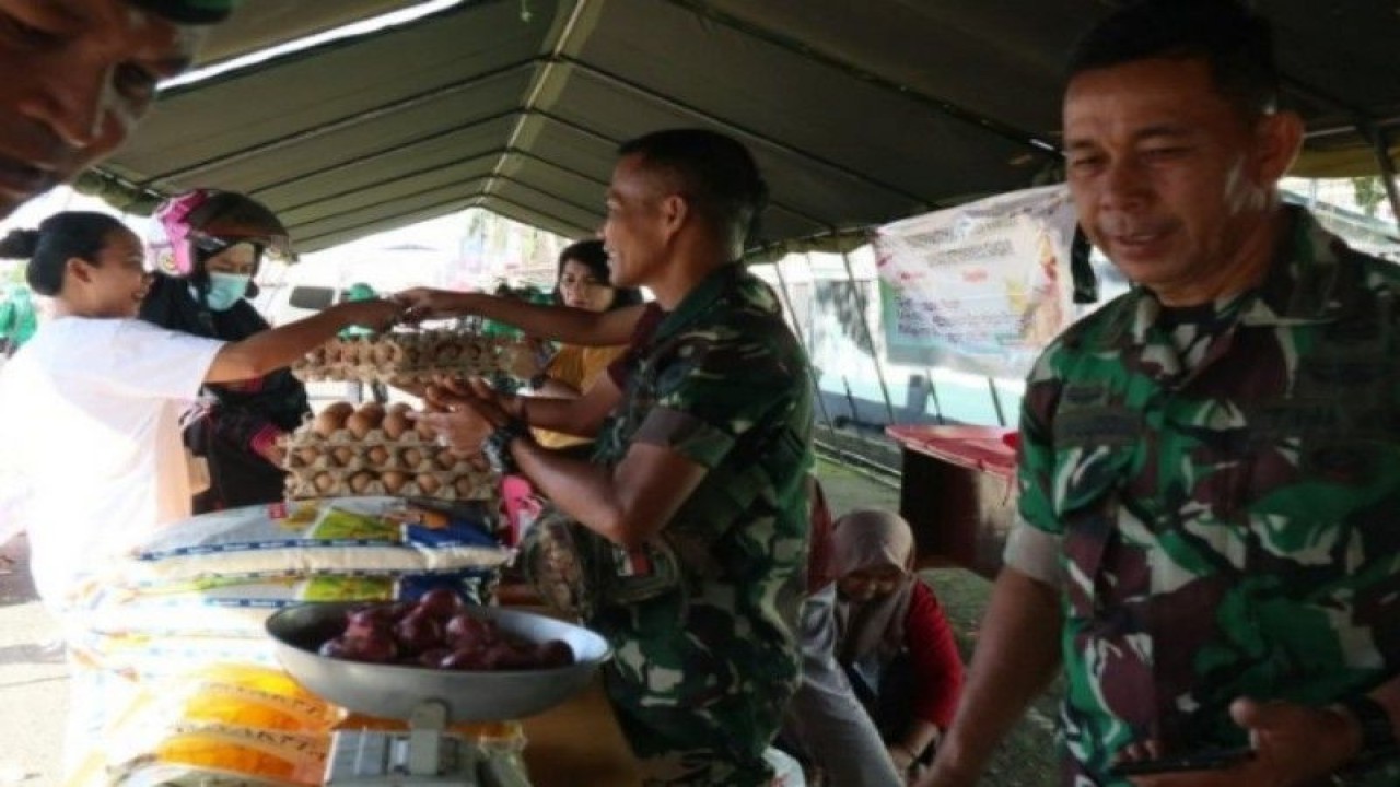 Kodim 1418 Kabupaten Mamuju Provinsi Sulawesi Barat (Sulbar) menggelar pasar murah Ramadhan 1444 Hijriah untuk membantu memenuhi kebutuhan pangan dan sembako warga di Mamuju, Senin (03/4/2023). ANTARA/M Faisal Hanapi