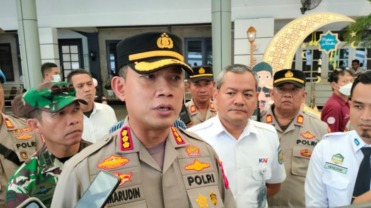 Kapolres Metro Jakarta Pusat Kombes Pol Komarudin ditemui di Stasiun Senen, Jakarta Pusat, Jumat (14/4/2023). (ANTARA/Mentari Dwi Gayati)