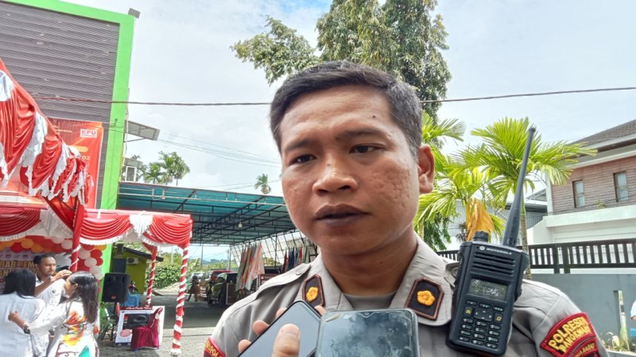 Kepala Bagian Operasi Polresta Manokwari Kompol Musa Jedi Permana saat diwawancara di Manokwari, Senin (10/4/2024).  (ANTARA/Fransiskus Salu Weking)