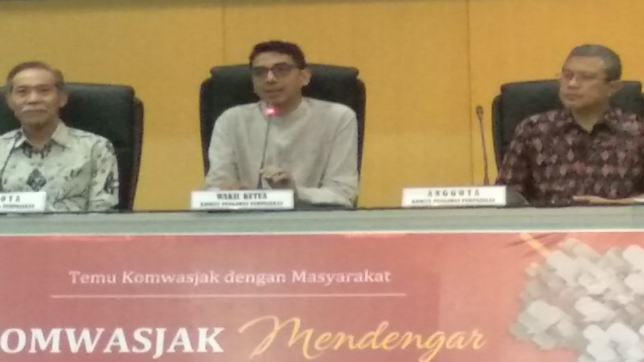 Wakil Ketua Komwasjak Zaenal Arifin Mochtar (tengah) bersama Hendra Prasmono(anggota/kiri) dan Setiawan Basuki(anggota/kanan) memaparkan peran Komwasjak untuk perpajakan berkeadilan di Unhas Makassar, Jumat,(14/4/2023).ANTARA/Abd Kadir