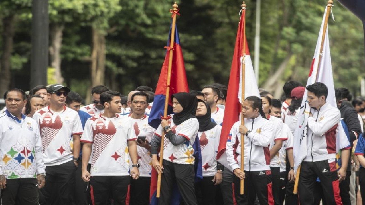 Sejumlah atlet Indonesia dan Kamboja bersiap melakukan Torch Relay Sea Games 2023 Kamboja di kawasan GBK, Jakarta, Sabtu (1/4/2023). ANTARA FOTO/Muhammad Adimaja/hp. (ANTARA FOTO/MUHAMMAD ADIMAJA)