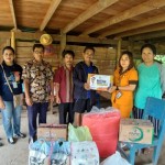 Korban terdampak angin puting beliung menerima bantuan logistik dari Dinsos Sulsel.ANTARA/HO-1681706155