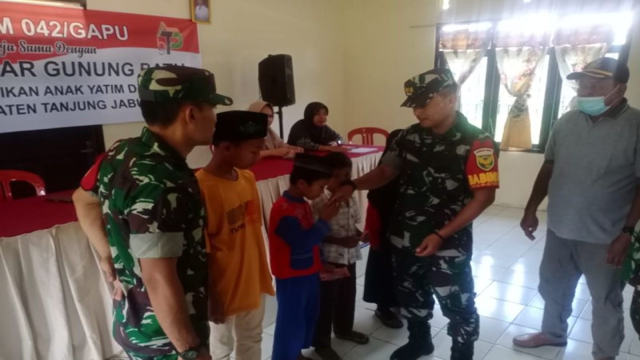 Anggota Komando Resor Militer menyerahkan bantuan biaya pendidikan kepada anak yatim piatu di Tanjung Jabung Barat, Jambi, Senin (10/4/23).(ANTARA/HO/Penrem 042 Gapu)