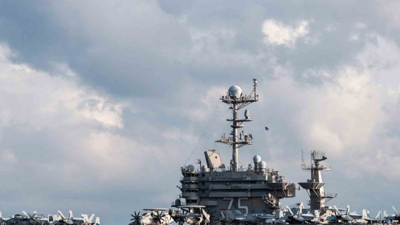 Arsip - Sejumlah pesawat jet tempur terparkir di atas dek terbang kapal Induk USS Harry S. Truman (CVN-75) saat berlayar di perairan laut Adriatik, lepas pantai Kroasia, Senin (14/2/2022). Kapal induk kelas Nimitz ke-8 dari Angkatan Laut Amerika Serikat tersebut menggelar latihan militer di perairan Laut Adriatik pekan ini saat ketegangan antara AS dan Rusia semakin meningkat terkait Ukraina. ANTARA FOTO/REUTERS/Milan Sabic/wsj.