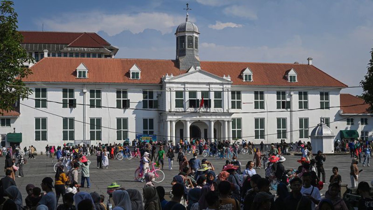Sejumlah wisatawan menikmati suasana Taman Fatahillah di Kota Tua, Jakarta, Senin (24/4/2023). ANTARA FOTO/Aditya Pradana Putra/nym.